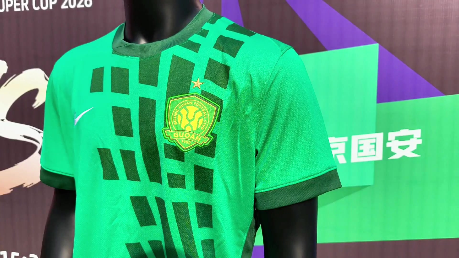 在线娱乐-超级杯来到南京新街口，海港吉祥物伊戈国安吉祥物京狮与球迷互动