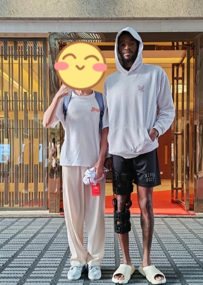 九游首页-因伤赛季报销！球迷晒与萨姆纳的合照 后者的膝盖上还绑着护具